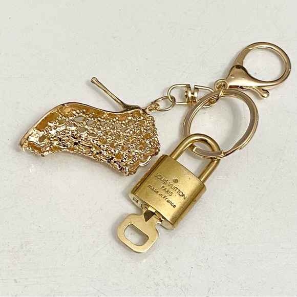 LOUIS VUITTON LOCK AND KEY ON GOLD TONE KEYCHAIN # 302 - Picture 3 of 8